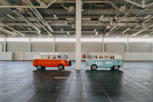 VW T1 Vermietung Messe Halle rot türkis Fabrik