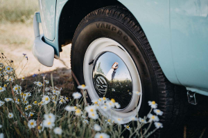 Spiegelung Hochzeitsfoto Auto kreativ Bulli