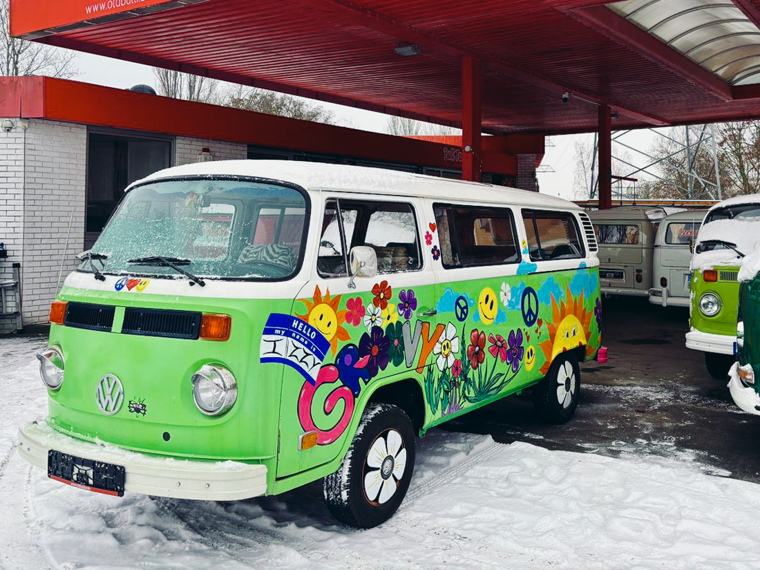 Mrs. Lizzy Hippie Bulli T2 Vermietung Berlin grün 3